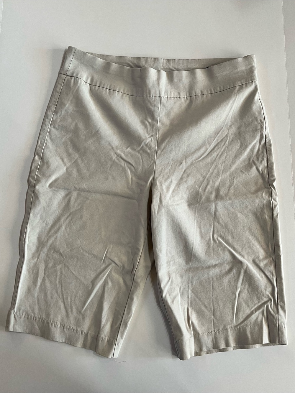 Chico's So Slimming Light Cream Bermuda Shorts vanity size 1.5, US 10 Short